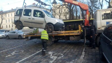 Фото: За два тижні евакуаторами на арештмайданчик було доставлено 73 автомобілі