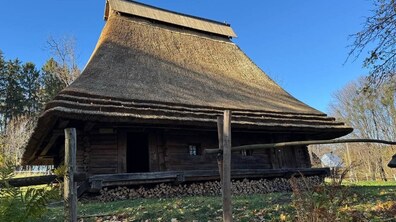Бойківська хата із відновленим дахом.