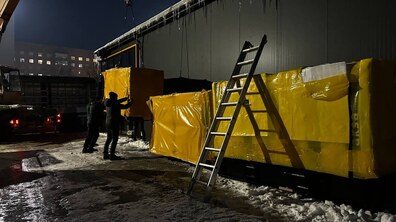 Генератори відвантажують біля Першого медичного об’єднання Львова