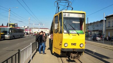 Фото: На вул. Городоцькій облаштують тимчасові платформи для висадки і посадки пасажирів трамваїв