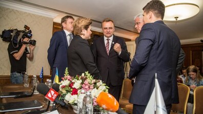 Фото: «Маючи кошти, цього року плануємо розпочати процес будівництва заводу», — А. Садовий під час підписання угод з ЄБРР на 35 млн євро для реалізації проекту поводження з ТПВ