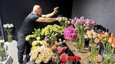 Ветеран Володимир Мальчевський показує квіти у студії Floral and Loft