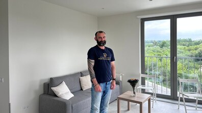 Роман, військовий медик, у своєму тимчасовому помешканні у новозбудованому багатоквартирному будинку у Львові