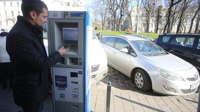 Фото: У Львові запускають нову послугу сплати за паркування у міських паркоматах з допомогою банківської картки