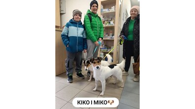 Собаки Кіко і Міко зі своїми господарями