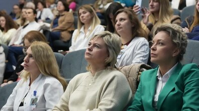 Близько 20 учасників конференції сидять у конференц-залі Першого медичного об’єднання та уважно слухають спікерів