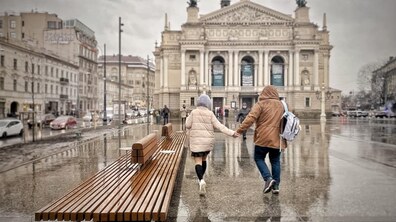 Фото: На площі біля Оперного театру встановили першу 10-метрову лавку