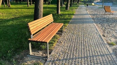 дерев’яна лавка в одному з парків Львова