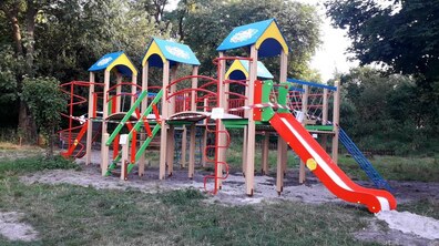 Фото: У парку «Знесіння» встановили дитячий і спортивний майданчики