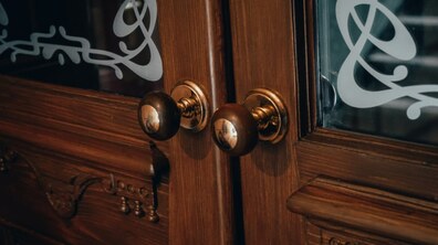 Фото: У будинку в центральній частині міста відновили історичні двері-віяло