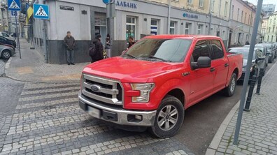 Фото: Від початку року інспектори з паркування оштрафували майже 1,6 тис. водіїв за зупинку на пішохідних переходах у Львові