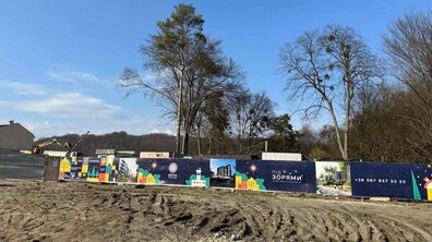 Фото: У Брюховичах забудовник самовільно зрізав понад 100 дерев
