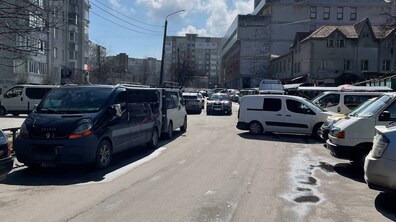 Фото: На Сихові біля торгового центру впорядкують паркування