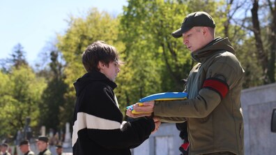 Фото: У Львові неповнолітні діти, батьки яких загинули на війні, отримуватимуть від міста 50 тисяч гривень (відео)