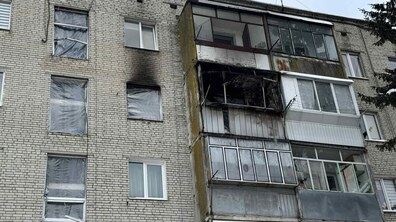 Будинок на вул. Сірка, 21 - п’ятиповерховий цегляний житловий будинок світло-сірого кольору. У центральній частині фасаду видно серйозні пошкодження після вибуху газу. Один із балконів на верхніх поверхах обгорілий, частина вікон у сусідніх квартирах закриті прозорою плівкою замість скла.