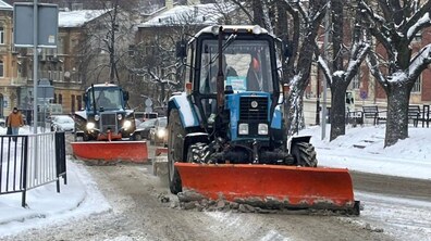Два трактори прибирають вулиці Львова від снігу