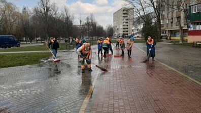 Фото: Комунальні служби дезінфікують місто: миють вулиці, тротуари, зупинки транспорту, сходові клітки будинків