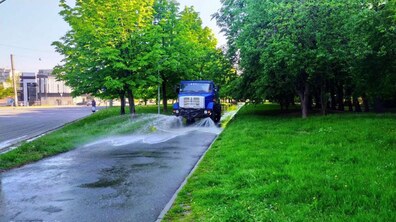 Фото: Комунальні служби продовжують миття міста