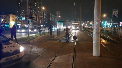 Фото: На трамвайній зупинці через травму загинула 79-річна жінка