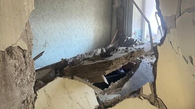 Наслідки вибуху у квартирі у будинку на вул. Юрія Липи, 39 — велика діра у стіні, через яку видно іншу кімнату. Пошкоджена стіна у тріщинах та з відшаруванням штукатурки.