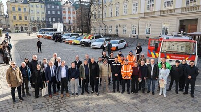 Спільне фото бельгійської делегації та представників Львова, які працювали над організацією передачі гуманітарного конвою. В центрі стоять мер Мехелена Барт Сомерс та мер Львова Андрій Садовий. На фоні 13 машин, які передали місту