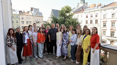 Учасники освітнього фестивалю «Вчителі майбутнього» на спільному фото з міським головою Львова Андрієм Садовим.