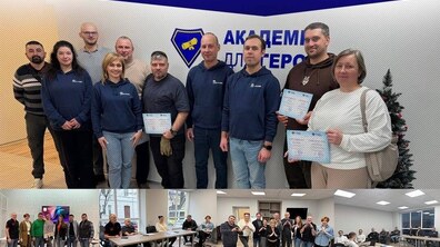 Колаж із фото випускників ІТ-курсу: на основному фото група позує із сертифікатами на фоні логотипу «Академії для Героїв», а також учасники навчаються й працюють під час занять