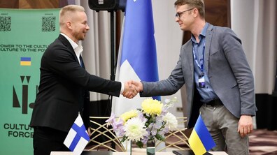 Керівник управління інвестицій та проєктів Львівської міської ради Андрій Павлів та CEO Business Tampere Харрі Ояла підписують меморандум про співпрацю.