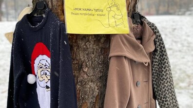 Фото: У парку біля Порохової вежі потребуючі можуть взяти собі теплий одяг