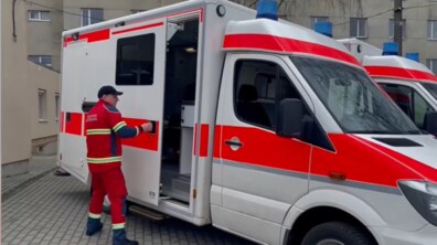 Фото: Лікарні Львова отримали від благодійників два сучасні реанімобілі