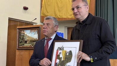 Міський голова Андрій Садовий вручає пам’ятне лого до 770-річчя Львова директору інституту, академіку НАН України, доктору фізико-математичних наук Зіновію Назарчуку.