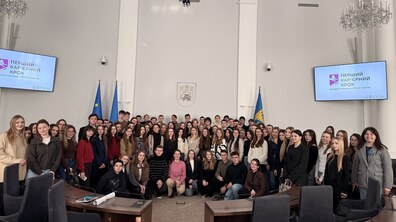 Спільне фото учасників програми стажування та посадовців у великій сесійній залі Львівської міської ради