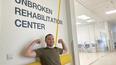 Фото: У центрі НЕЗЛАМНІ лікують воїна, у тілі якого застрягло 40 уламків ворожої міни