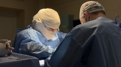 Фото: Львівські лікарі врятували 30-річному чоловікові руку, яку розчавило пресом
