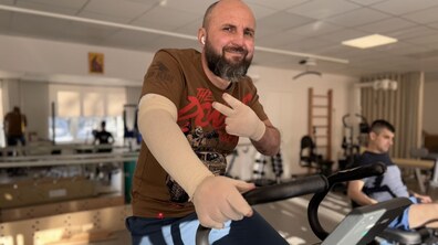 Фото: У центрі UNBROKEN допомагають відновитись захиснику, який підірвався на міні й отримав важкі опіки рук