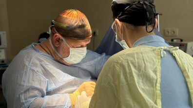 Фото: Львівські лікарі ювелірно «зібрали» понівечені пальці 19-річного хлопця та змогли повністю відновити їх функцію
