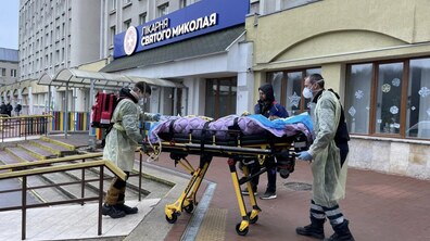 Фото: Зі Львова до Австрії евакуювали 6-річну Алісу, яка отримала опіки внаслідок авіакатастрофи у Броварах