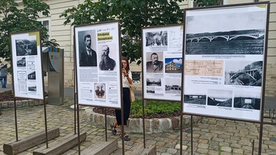 Фото: На пл. Ринок встановили інформаційні стенди до 150-річчя з дня народження Альфреда Захарієвича