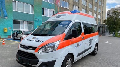Фото: Львів передав Гостомелю сучасний реанімобіль