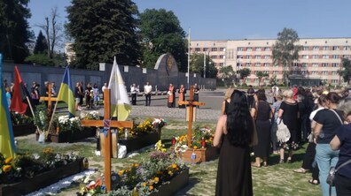 Фото: На Личаківському кладовищі у Львові помолилися за загиблих Героїв України