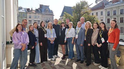 Спільне фото учасників резиденція ідей «Міжнародна комунікація: від протоколу до спільних проєктів» з мером Львова Андрієм Садовим на балконі Ратуші.