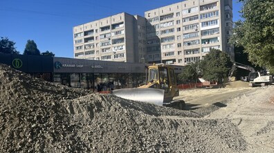 Ремонт на вул. Мазепи. На передньому плані височіє велика гора суміші, яку використовують для влаштування основи під тротуари, велодоріжки, паркувальну зону. Поряд працює бульдозер, а трохи далі — екскаватор, що виконує земляні роботи.