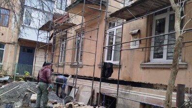 ремонтна бригада проводить підсилення стін у будинку на вул. Щекавицька, 10