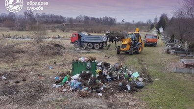 Фото: На кладовищі у Дублянах міські служби ліквідували стихійне сміттєзвалище
