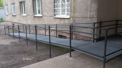 Фото: У Шевченківському районі до житлових будинків цьогоріч облаштували вже 3 пандуси