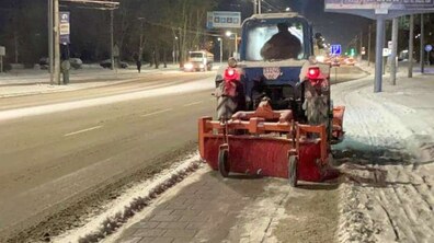 Снігоприбиральна техніка працює на вулицях міста