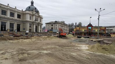 Фото: Реконструкція пл. Двірцевої: роботи з прокладання головного водогону завершили