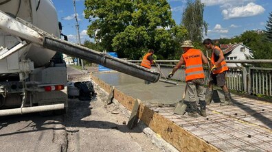 Фото: На Кульпарківській ремонтують аварійний міст: вже відновили тротуар і розпочали укріплення балок