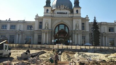 Фото: Реконструкція пл. Двірцевої: 70% інженерних мереж вже замінені