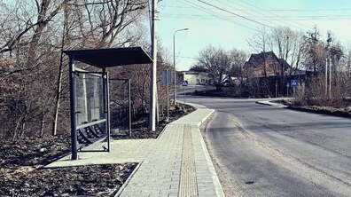 Відремонтовані хідники та зупинка громадського транспорту з павільйоном